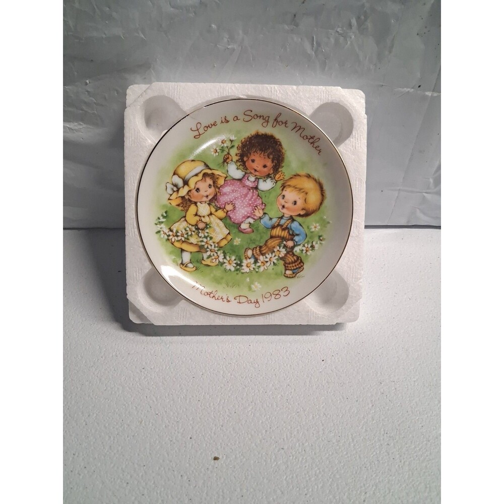 Vintage Avon Collectible Mother's Day Plate 1983 Love is a Song for Mothers